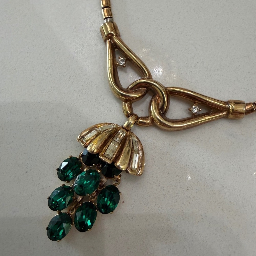 Trifari Vintage Green Crystal Grape Necklace Gold Tone Old Money Dark Academia - Picture 2 of 10